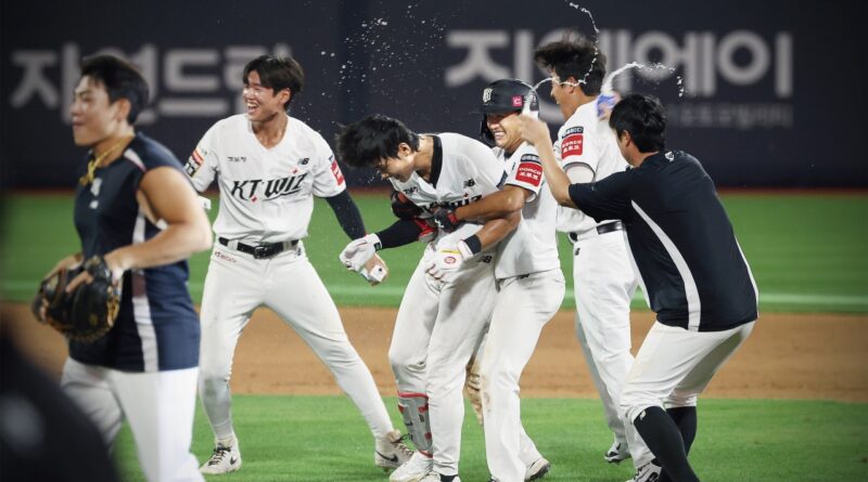 “KT 안치영, 데뷔 첫 홈런 폭발”… 두산 꺾고 PS 진출 희망 키운 KT 위즈
