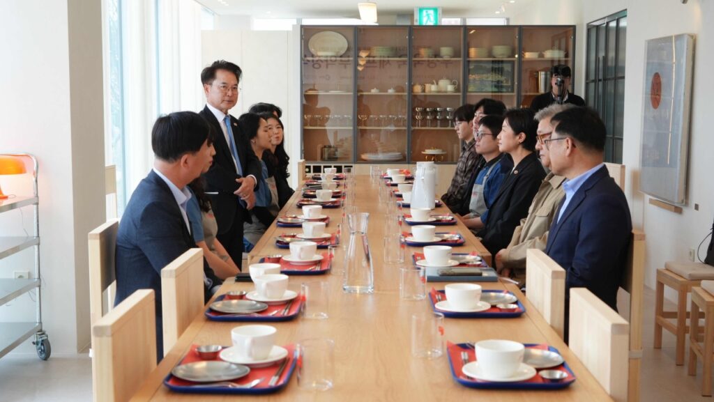 ▲우정욱 셰프, 화동 2571과 손잡고 춘천에 7% 기부 ⓒ춘천시