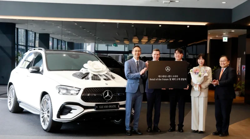 “온라인 확인하고 전시장서 상담”… 벤츠코리아, 첫 RoF 고객에 차량 전달