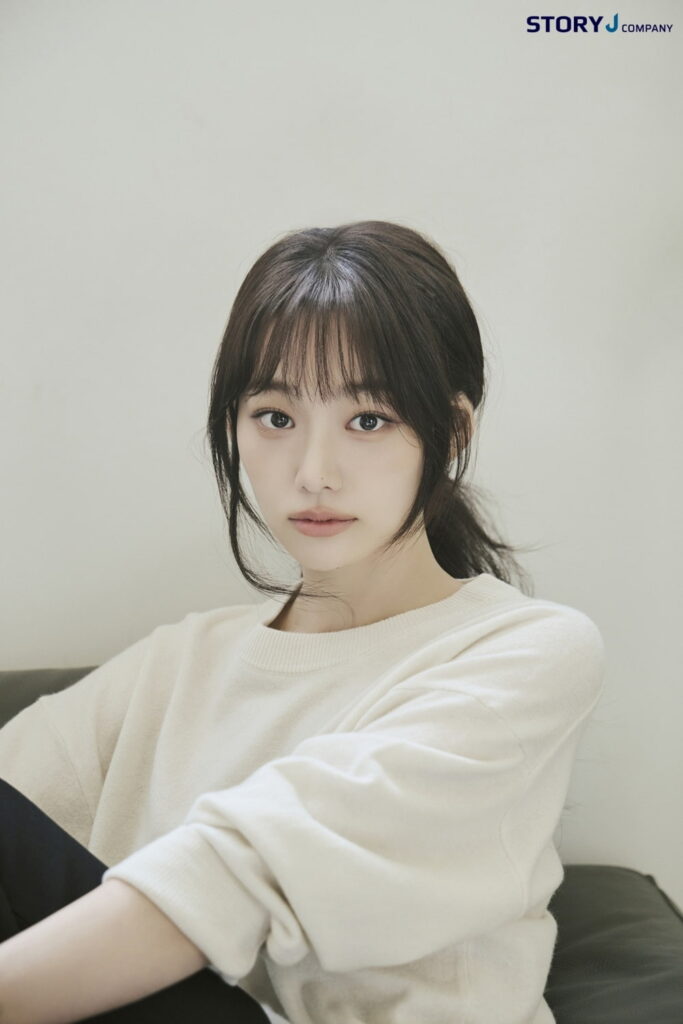 ▲강미나, 새 프로필서 뽐낸 팔색조 매력 ⓒ스토리제이컴퍼니