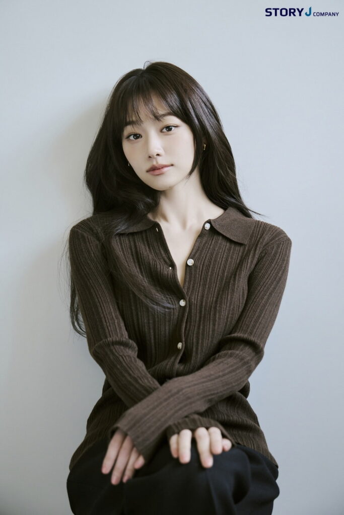 ▲강미나, 새 프로필서 뽐낸 팔색조 매력 ⓒ스토리제이컴퍼니