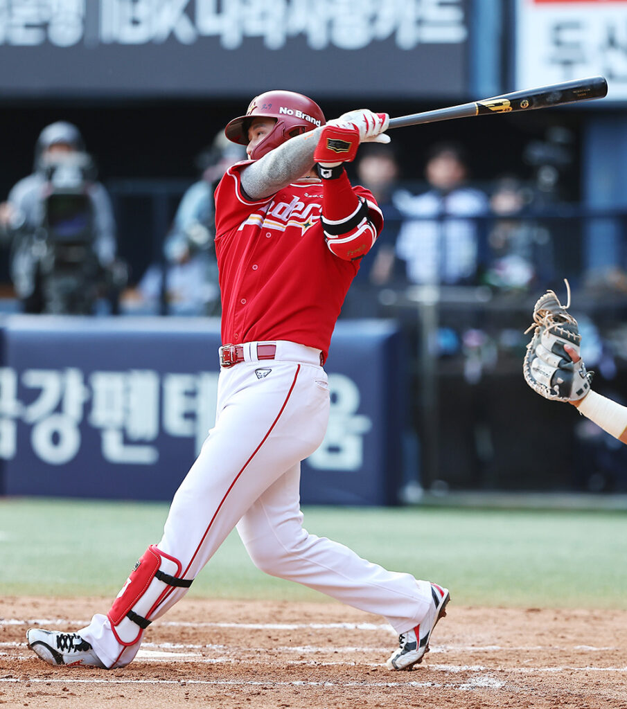 'KBO 최초' SSG 최정, 21시즌 연속 두 자릿수 홈런 대기록 쐈다 ⒸSSG 랜더스